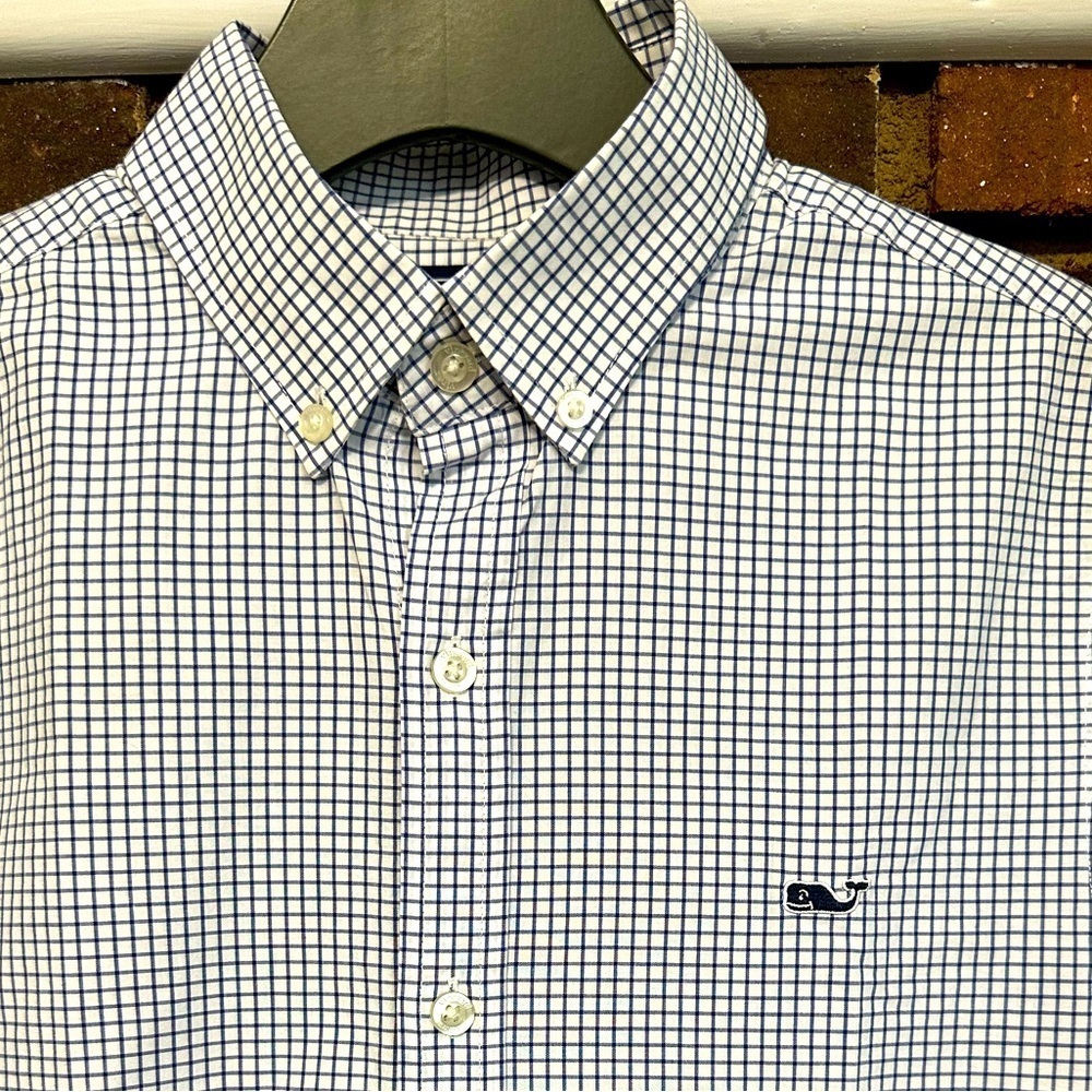 🖤 Vineyard Vines 100% cotton slim fit whale shirt New condition.